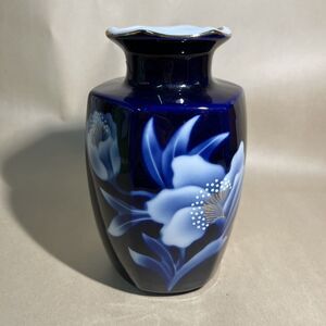 Japanese Hand Painted Porcelain Cobalt Blue Vase Flora‎ and Gold Trim